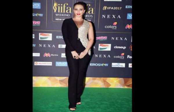 iifa awards b town beauties on green carpet