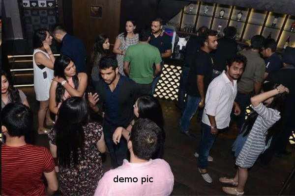 indore Police Raid on Hukka Lounge and pub in indo