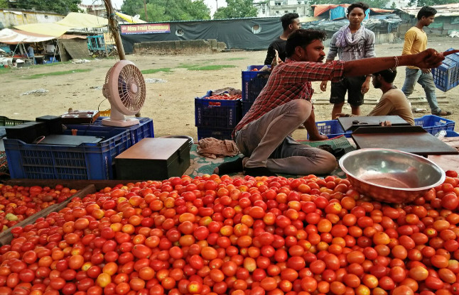 Tomato is sold on DJ Tune in Mandi, Watch Video
