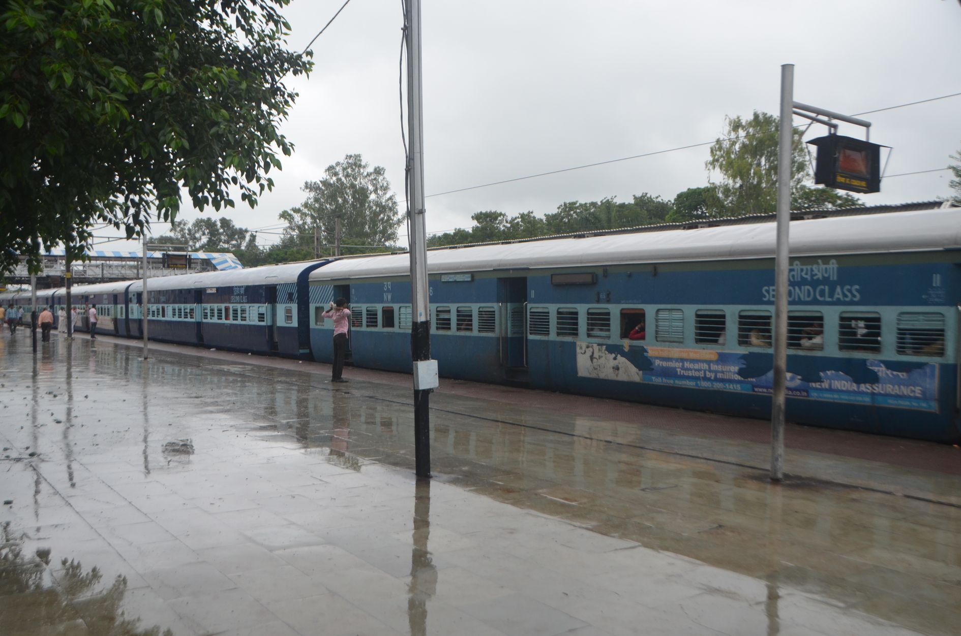 दिल्ली-मुंबई रेल मार्ग बाधित: बारिश ने रोकी ट्रेनों की रफ्तार, दो ट्रेन निरस्त
