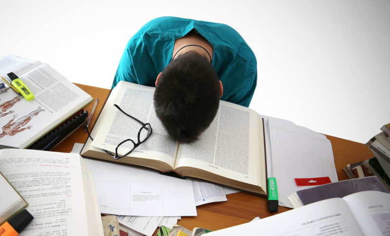 बच्चों में तनाव का कारण बन रहा है पढ़ाई का बोझ