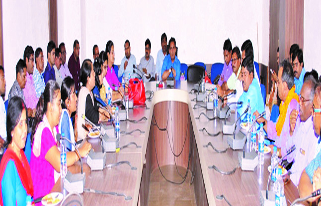 After the transfer, the three senior administrativ