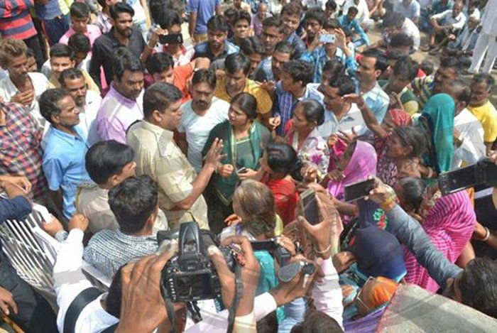 RK Puram Police Station, Police Misbehave, Kota Police, Misbehave With Lady, Rajasthan Patrika, Kota Patrika, Kota News, Hindi News Kota, Latest News Kota, Patrika Kota, पत्रिका न्यूज, आरकेपुरम  थाना, कोटा पुलिस, Police Station Siege