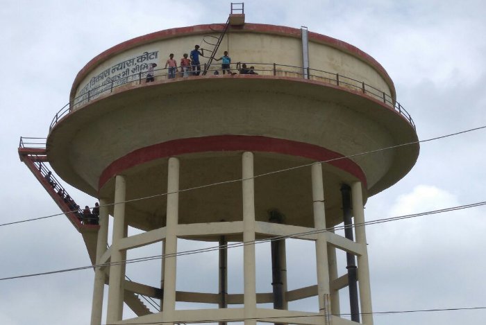 Protest on Water Tank,  Protest at Kota, Water Tank Kota, UIT Kota, Kota Patrika, Municipal Corporation Kota, Kota Nagar Nigam, कोटा यूआईटी, नगर निगम कोटा, पानी की टंकी, कोटा न्यूज, Kota News, Latest News Kota, News In Hindi  