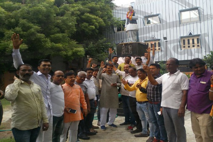 Deendayal Upadhyaya, Deendayal Upadhyaya Statue, Dung Thrown on Statue, DD Park Kota, BJP, BJP Kota, Bjp Rajasthan, Rajasthan Patrika, Kota Patrika, Patrika news, कोटा, दीनदयाल उपाध्याय, कालिख पोती