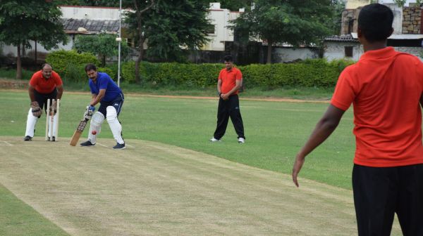 प्रशासन की ओर से ओपी बुनकर, संजीव टांक व प्रभुदास ने दो-दो विकेट लिए।