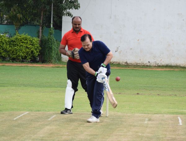 मैत्री क्रिकेट मैच में उदयपुर नगर निगम और जिला प्रशासन यूं हुआ आमने सामने 