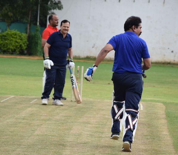 मैत्री क्रिकेट मैच में उदयपुर नगर निगम और जिला प्रशासन यूं हुआ आमने सामने 