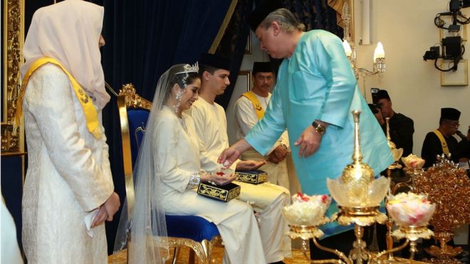 Malaysia princess Tunku Aminah weds with Dutchman
