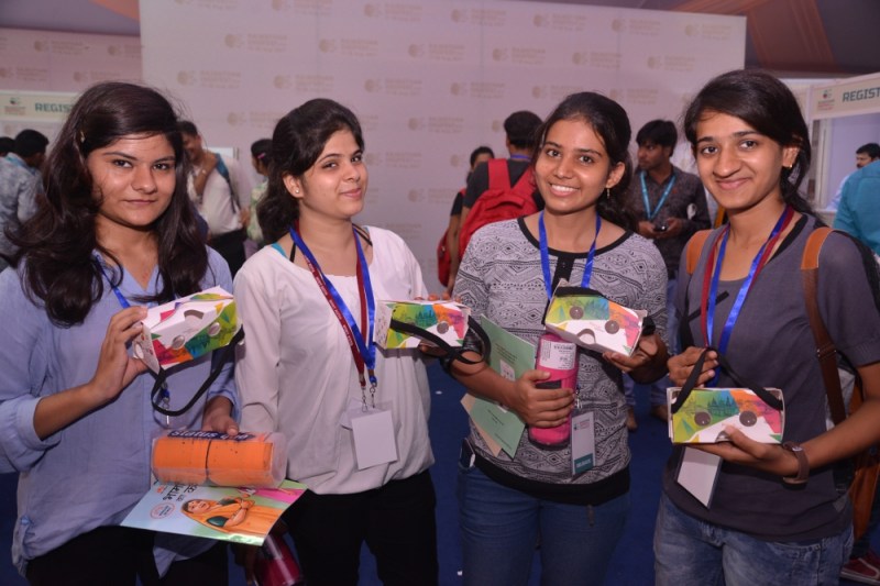 डिजि फेस्ट में मौजूद आरटीयू की छात्राएं