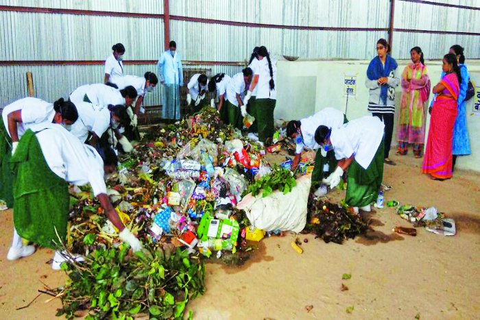 महिलाओं ने निगम के कचरे में से गीला व सूखा कचरा अलग अलग करना शुरू कर दिया है