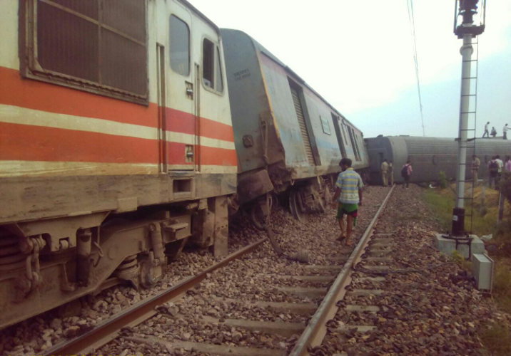 Kaifiyat Express 12225 derails near Achalda Railway Station Auraiya UP latest update news in hindi