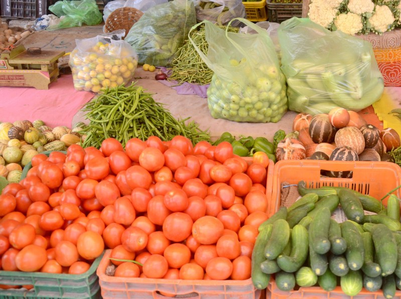 दुकान पर बिक्री के लिए लाई गई सब्जियां।