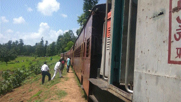 Engine of Nerogej train derailed
