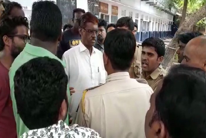 Protest against police, Kota Police, Guamanpura police station, Crime In Kota, Crime In Rajasthan, Rajasthan Patrika, Kota Patrika, Patrika News, Kota News