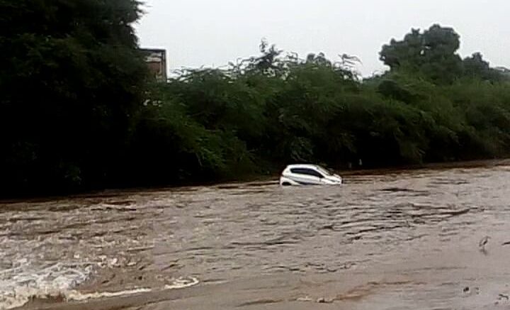उदयपुर में आफत बन कर बरसी बारिश, कहीं नदी में कार बही तो कहीं बिजली गिरने से
हुुए घायल