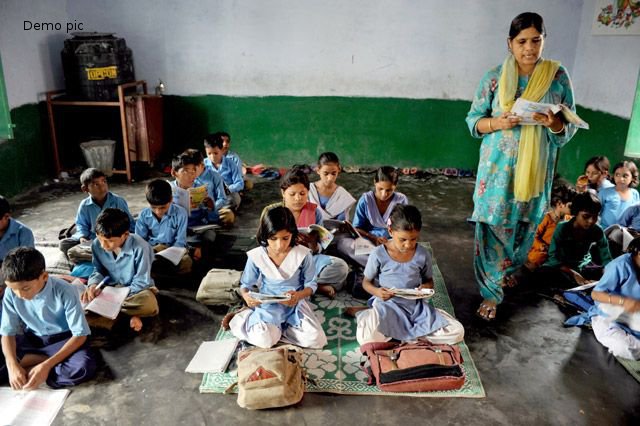 ऐसे स्कूल में पढ़ने को मजबूर बच्चे, जहां हर वक्त मंडराता है मौत का खतरा, उदयपुर
का यह स्कूल किसी मुसीबत से कम नहीं 