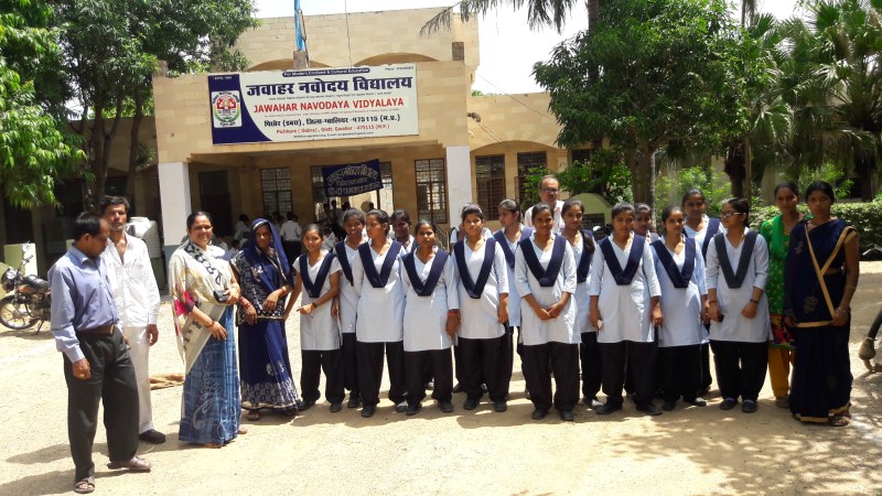 navoday school, teacher forced to girl for house cleaning, girl found cleaning job, house keeping, navoday school , is management in navoday school, gwalior news, dabra news, gwalior news in hindi, mp news