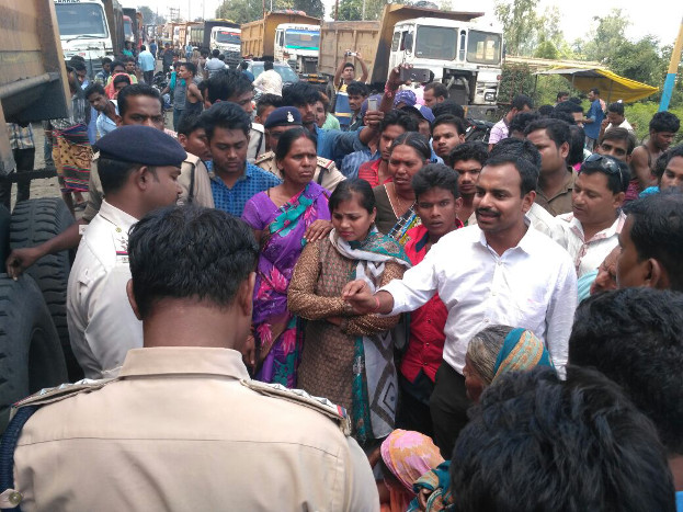 पेंशन लेने बैंक जा रही बुजुर्ग महिला को ट्रेलर ने रौंदा, आक्रोशित लोगों ने चार घंटे तक सड़क कर दिया जाम