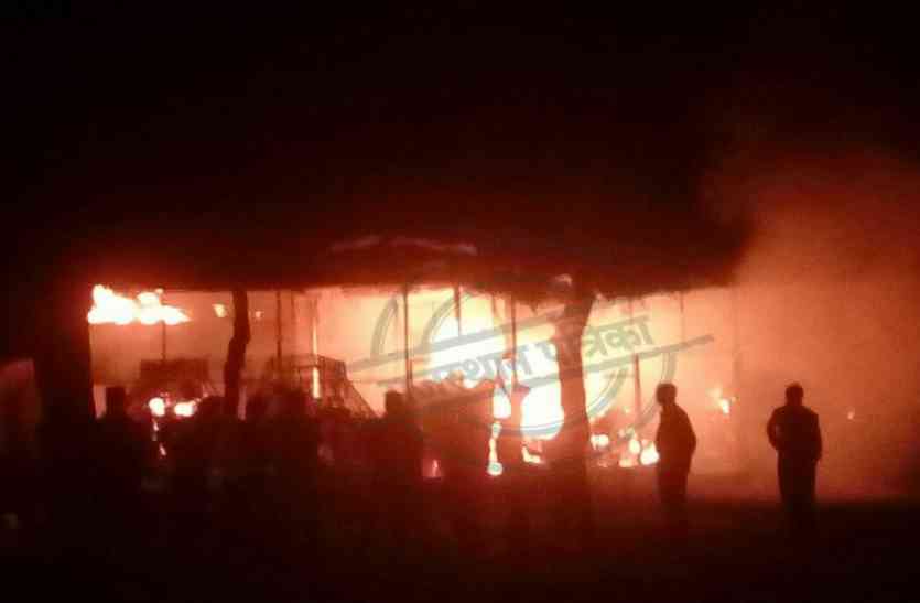 दो घंटे तक जूझी आठ दमकलें तब बुझी आग