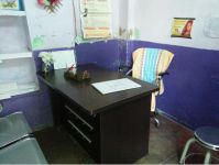 खाली पडा चिकित्सक कक्ष 