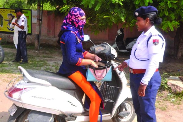 vehicle challan cut by police in hanumangarh