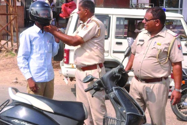 vehicle challan cut by police in hanumangarh