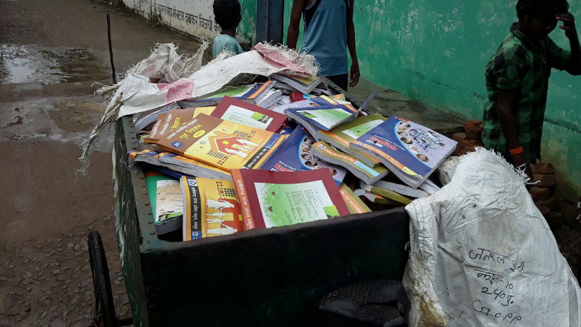 कबाड़ी शिक्षकों के सामने करते रहे किताबों की चोरी, जब पूरा गोदाम साफ हुआ तो खुली नींद 