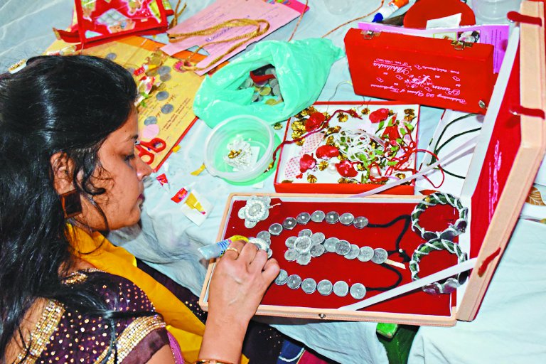indian lady,sexy lady,hot lady,jewellry design,gold jewellry, gold coin treasure and jewellry found