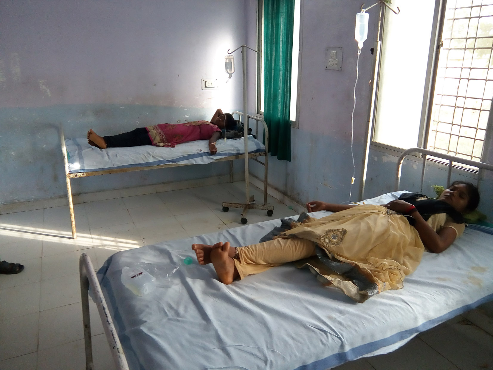 Treatment of injured young women in Multai Hospital