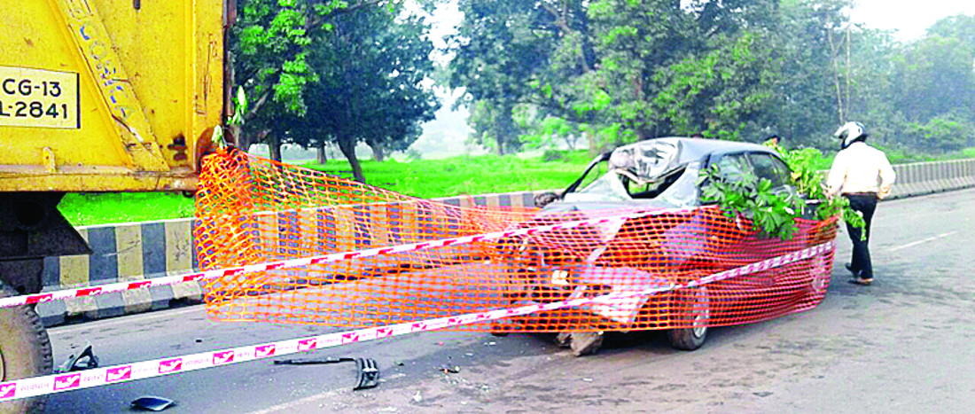 खड़ी डंपर से जा टकराई जेपीएल एजीएम की कार, गंभीर हालत में रायगढ़ रिफर