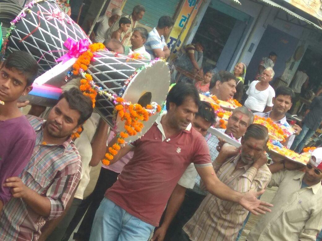 51 फीट लंबा व 401 किलो वजनी त्रिशूल व डमरू की शोभायात्रा निकाली
