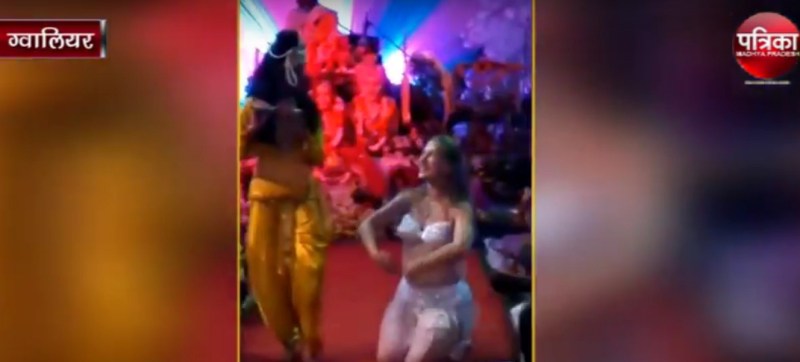 belley dance in bhagwat katha, obscene belley dance in temple, vulgar dance video goes viral, belley dancer video viral, obscene dance in temple, bhagwat katha me belley dance, vulgar dance in bhagwat katha, gwalior news, gwalior news in hindi, mp news