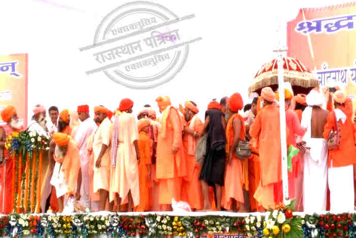 Ramdev reached Mahant Chandnaths tribute gathering