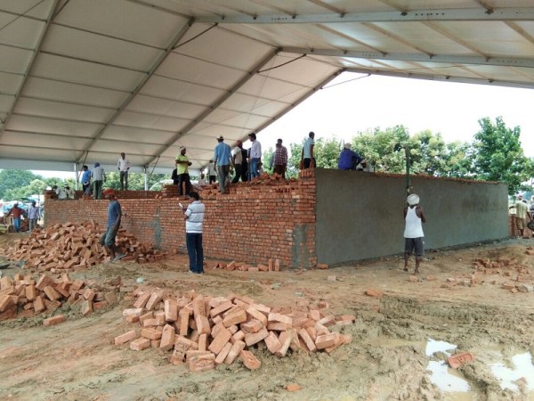 पीएम मोदी की सभा के लिए पक्के मंच को हो रहा निर्माण