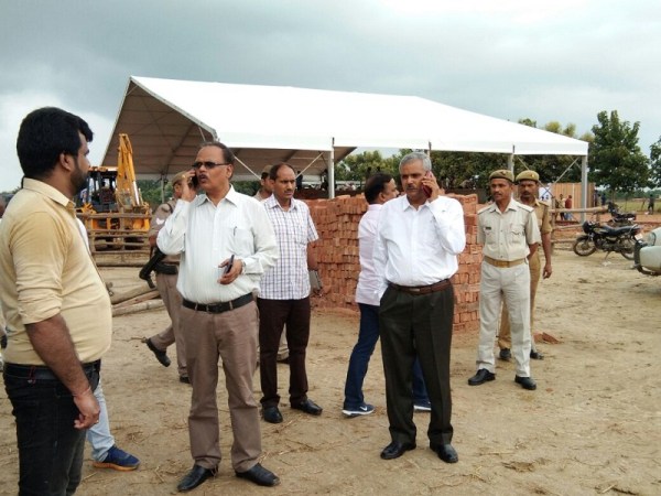 जिलाधिकारी योगेश्वर राम मिश्रा ने तैयारियों को देख कर आवश्यक निर्देश जारी किया