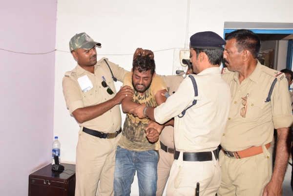 इस तरह सुरक्षा कर्मियों और मरीज के परिजनों के साथ हुई झूमाझटकी