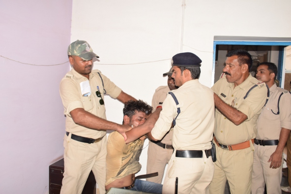 इस तरह सुरक्षा कर्मियों और मरीज के परिजनों के साथ हुई झूमाझटकी