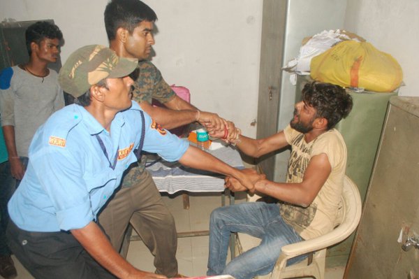 इस तरह सुरक्षा कर्मियों और मरीज के परिजनों के साथ हुई झूमाझटकी