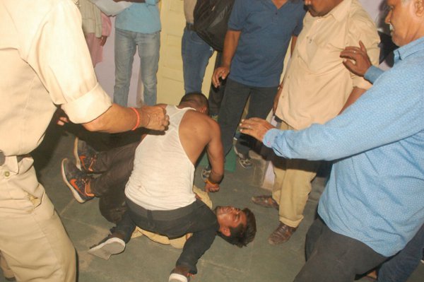 इस तरह सुरक्षा कर्मियों और मरीज के परिजनों के साथ हुई झूमाझटकी