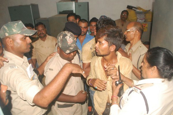 इस तरह सुरक्षा कर्मियों और मरीज के परिजनों के साथ हुई झूमाझटकी