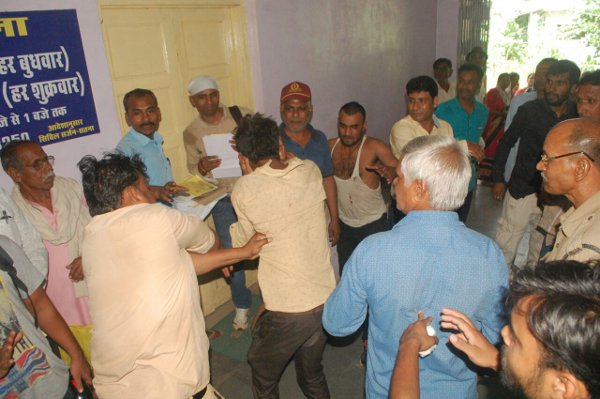 इस तरह सुरक्षा कर्मियों और मरीज के परिजनों के साथ हुई झूमाझटकी