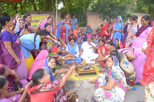women dressed like Goddess to protest