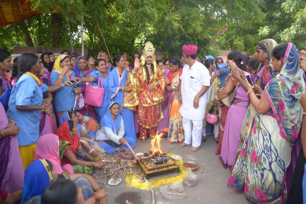 women dressed like Goddess to protest