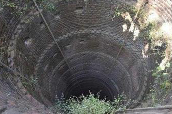 खेलते-खेलते खेत से लगे समतल कुंए के करीब