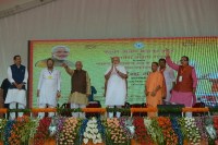 शहंशाहपुर की रैली में बने मंच पर पहुंचने पर पीएम मोदी ने सभी का किया अभिनंदन