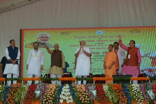 शहंशाहपुर की रैली में बने मंच पर पहुंचने पर पीएम मोदी ने सभी का किया अभिनंदन