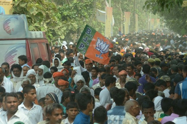 पीएम मोदी की जनसभा सुनने के लिए जाती भीड़