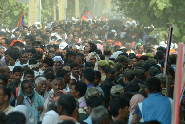 पीएम मोदी की जनसभा सुनने के लिए जाती भीड़