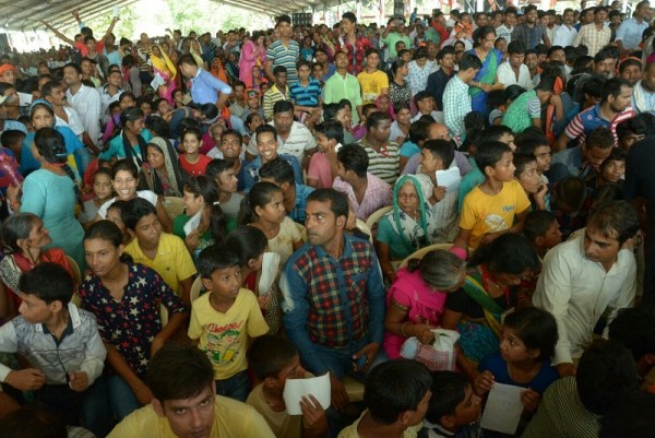 पीएम मोदी की जनसभा में बैठने की जगह नहीं मिली तो खड़े होकर सुना पीएम का भाषण